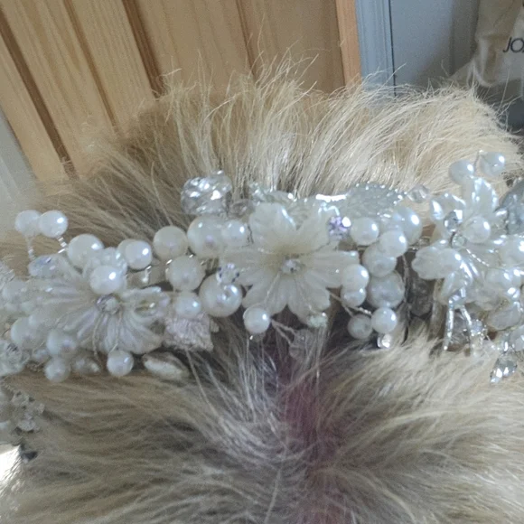 Elegant Pearl and Gold Floral Hair Accessory - Picture 2 of 7